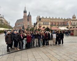 grupa uczniów na tle kościoła Mariackiego