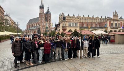 grupa uczniów na tle kościoła Mariackiego