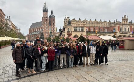 grupa uczniów na tle kościoła Mariackiego