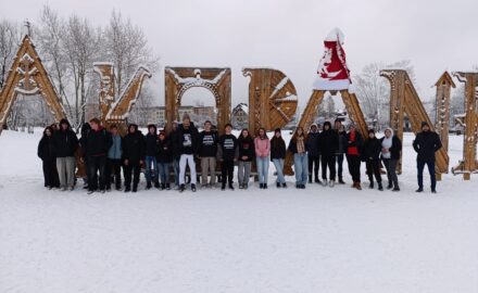 grupa uczniów stojących przez napisem Zakopane , śnieg