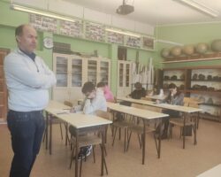 Nauczyciel pilnujący uczniów na zawodach