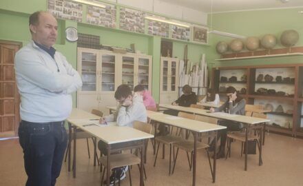 Nauczyciel pilnujący uczniów na zawodach