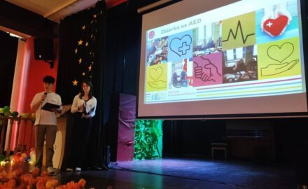 uczennica na scenie i prezentacja z ofertą edukacyjną