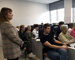 Nauczycielka tłumaczy uczniom i seniorom