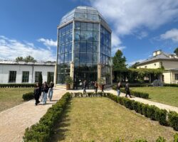 szklany budynek ogrodu botanicznego