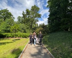 uczniowie na ścieżce w ogrodzie