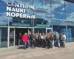 grupa uczniów przed centrum nauki kopernik