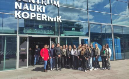 grupa uczniów przed centrum nauki kopernik