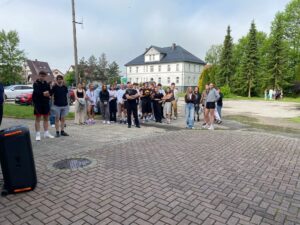 Uczniowie i nauczyciele przed szkołą