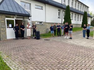 Uczniowie i nauczyciele przed szkołą