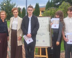 Pani dyrektor, nauczycielka i uczniowie z dyplomami