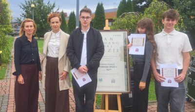 Pani dyrektor, nauczycielka i uczniowie z dyplomami