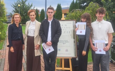 Pani dyrektor, nauczycielka i uczniowie z dyplomami