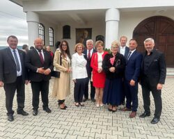 Wspólne zdjęcie przed kościołem