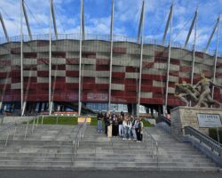 Uczniowie na tle stadionu