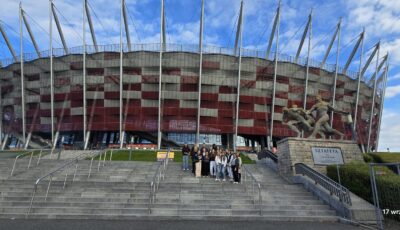 Uczniowie na tle stadionu