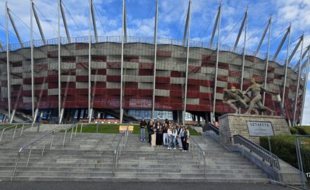 Uczniowie na tle stadionu