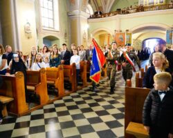 poczet sztandarowy przechodzący przez kościół