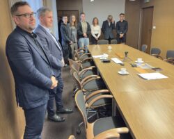 uczniowie nauczyciele policjant