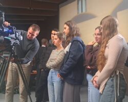 Uczniowie uczą się ustawiać kamere