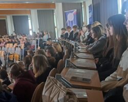 Uczniowie czytają kartki