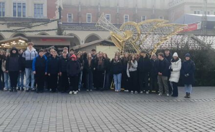 uczniowie z nauczycielami