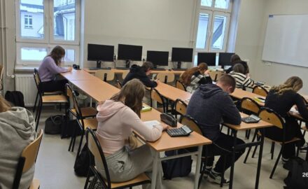 uczniowie piszacy egzamin