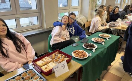 uczniowie na stoiskach