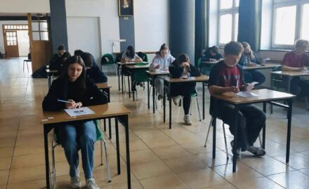 uczniowie piszą olimpiade