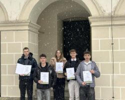 uczniowie z dyplomami