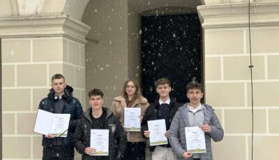 uczniowie z dyplomami