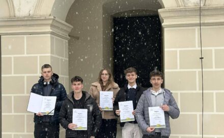 uczniowie z dyplomami